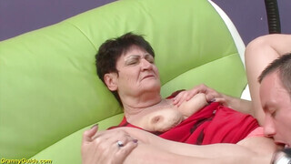 Koros érett nő és a tinédzser srác