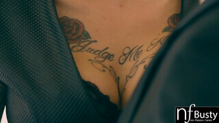 Anna Bell Peaks a kitetovált bájos vagina