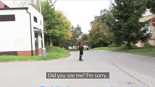 Világos Szőke tinédzser maca a raktárban reszel