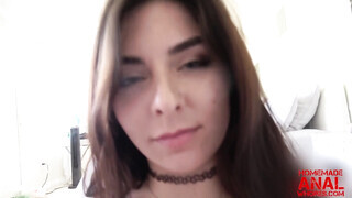 Keira Croft segge gondosan megkettyintve