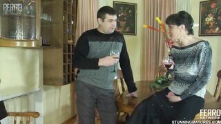Orosz mami a nevelt fiával reszel