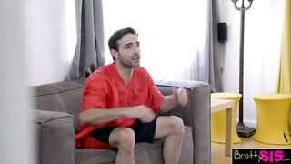 A vonzó zsenge szuka tv nézés helyzett szopna