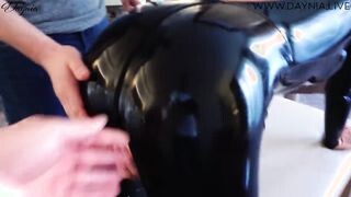 Latex ruhás anyukát hátsó bejáratba szexelnek