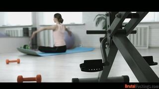 Jogázó tinédzser kis csajt dug hátsó lyukba az edő