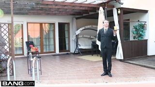 Termetes csöcsű milf kettő péniszt kap