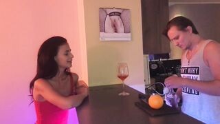 18 éves zsenge kamatyolása a bárban
