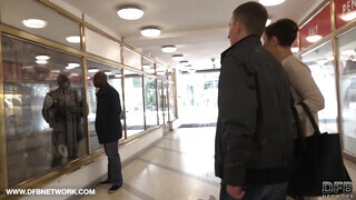 Gabrielle Gucci popóját a palija előtt dugják