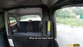 Fake Taxi - Fiatal csajszi jól orálozza a taxist
