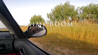 Bombázó fiatal barinő a kocsiban cidázik