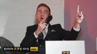 Brazzers - Lucia Love óriási péniszt kap az irodában