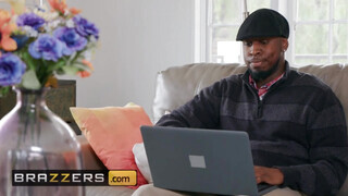Brazzers - Ember Snow és a barna farok