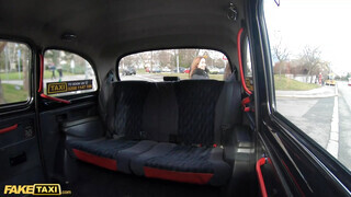 Fake Taxi - Latin fiatal csajok szexelnek a taxiban