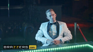Brazzers - Blanche Bradburry óriási pélót kap a popójába