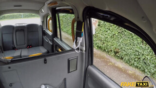 Fake Taxi - Tara Spades melle közé veszi a falloszt