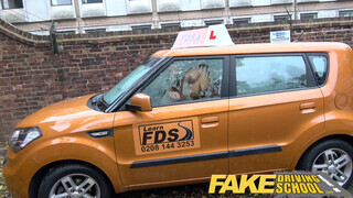 Fake Driving School - 19 éves pipi segg lyukba is engedi