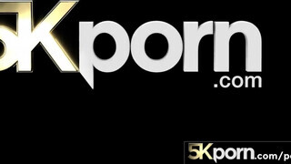 5KPorn - Naomi Nash borotvált cunija megtömve