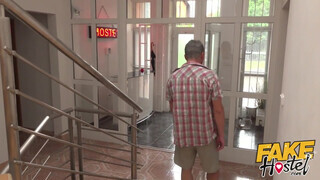Fake Hostel - Tini turista pipi punciba kurelva