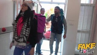 Fake Hostel - Brazil lány a palija előtt kupakol