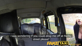 FakeTaxi - óriási keblű Milf szétbaszatja magát a Taxiban