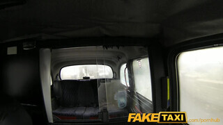 FakeTaxi - tetovált lány megbaszva a hátsó ülésen