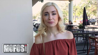 Mofos - Anastasia Knight a szabadban imád közösülni