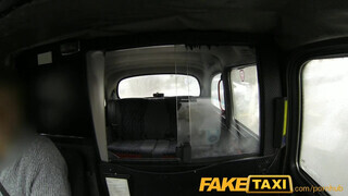 Faketaxi gigantikus csöcsök és szopós száj