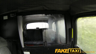 FakeTaxi félénk maca extra pénzt szerez