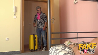 Fake Hostel szűk pinájú olasz bige és dupla pénisz