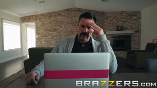 Brazzers - a kicsike ártatlan fiatal idősebb fügyit kíván