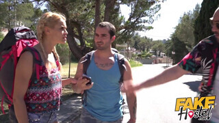 Dupla pasas döngeti a turista kis csajt - Fake Hostel
