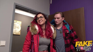 Tinédzser gádzsi kikezd a szobatársával - Fake Hostel