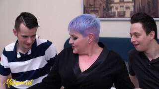 Pufi érett nő tini srácok csábít el - Mature.nl