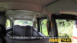 FakeTaxi piercinges lány a motorháztetőn is kefél