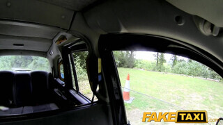 FakeTaxi még a sofőr popsiját is kinyalja a gádzsi