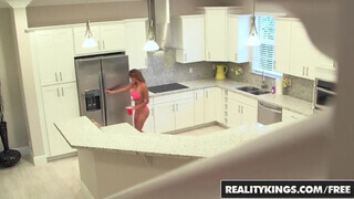 Reality Kings - a latinos latina Bianka méretes segge megkettyintve