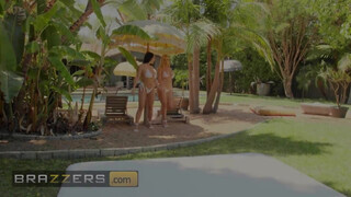 Brazzers - Angela White és Savannah Bond leápolják a pöcst