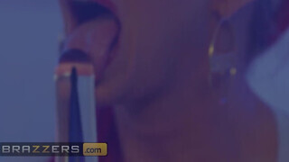 Brazzers - Phoenix Marie termetes popsija megdolgozva