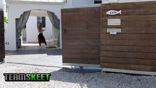 TeenPies - Kali Roses borotvált cunija megkettyintve