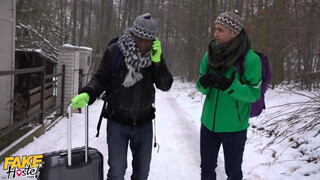 Méretes didkós fiatal csajszika és a turista srácok - Fake Hostel