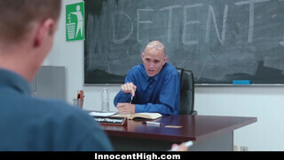 InnocentHigh - Izzy Bell a tanár előtt kupakol