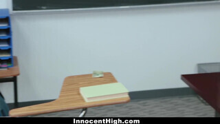 InnocentHigh - Izzy Bell a tanár előtt kupakol