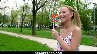 BraceFaced - foncsikos és fogszabályzós tinédzser csajszika
