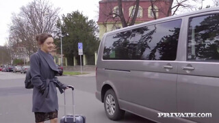 PrivateCom - Dominica Phoenix popsiját a kocsiban dugják