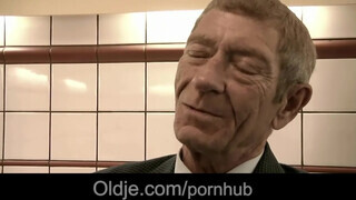 Magyar pornós gádzsi hancúrozik vén ürgével - Oldje