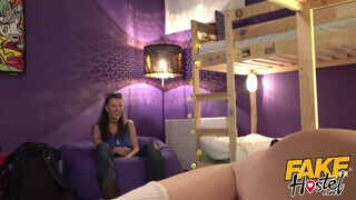 Három lezbi szuka kényezteti egymást - Fake Hostel