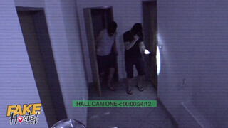 Tinédzser lányt kúrnak a rabló srácok - Fake Hostel