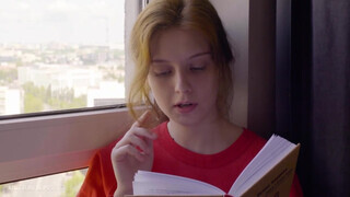 ULTRAFILMS - kívánatos zsenge nőci begerjed egy könyvre