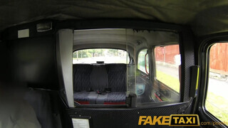 FakeTaxi - Felborotvált fejű punk csajszika megkettyintve