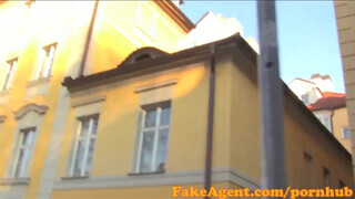 FakeAgent - raven a kívánatos milf ordítva élvez