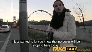 FakeTaxi - Zsenge ápoló csajszika szexel a taxiban